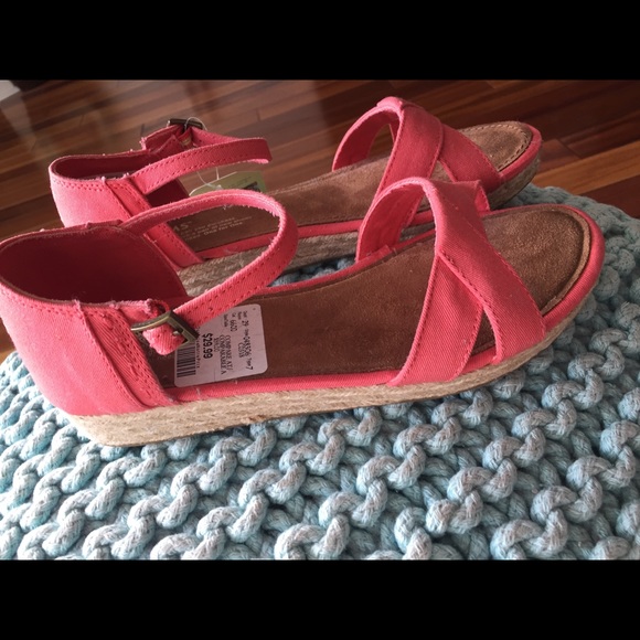 BNWT TOMS SANDALS - Picture 2 of 5